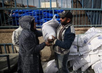 Palestinos desplazados reciben ayuda alimentaria en el centro de la Agencia de Naciones Unidas para los Refugiados de Palestina en Rafah el 28 de enero. Foto: AFP.