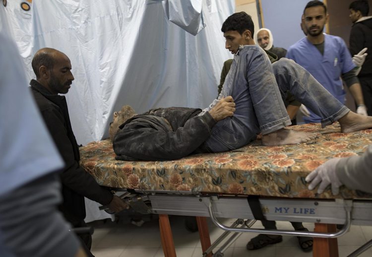 Un palestino herido en el hospital Nasser, en el sur de Gaza. Foto: EFE.