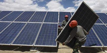 Trabajos de expansión de la energía solar en Camagüey. Foto: Adelante / Archivo.