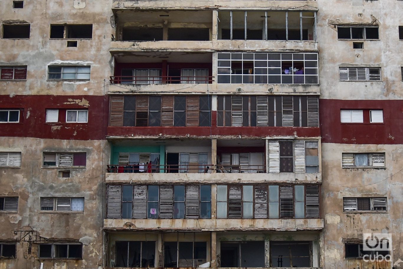 Solo unas pocas familias habitan hoy el bloque central del Riomar. Foto: Kaloian.
