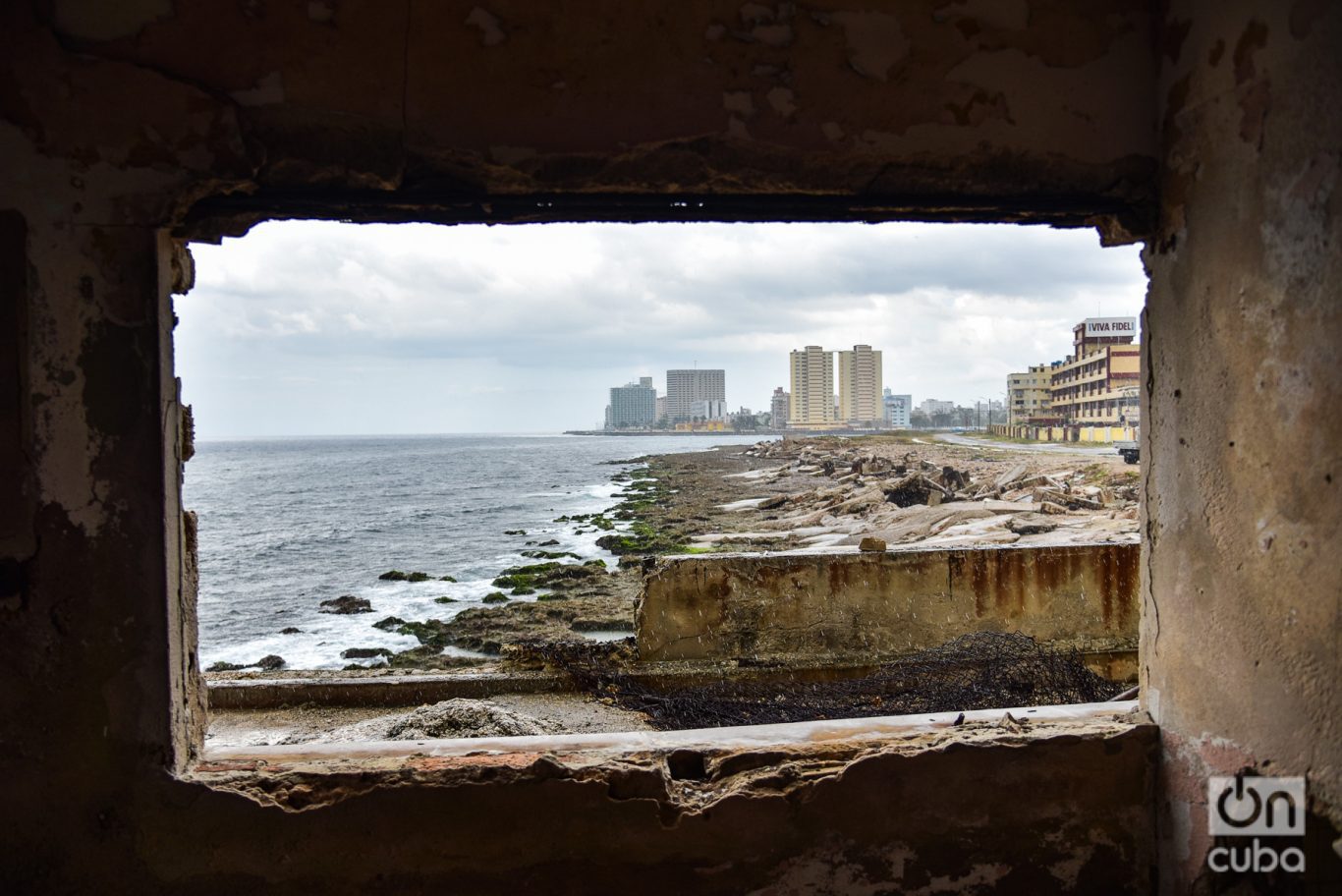 Vista de la ciudad desde una de las ventanas de los apartamentos abandonados de Riomar. Foto: Kaloian.