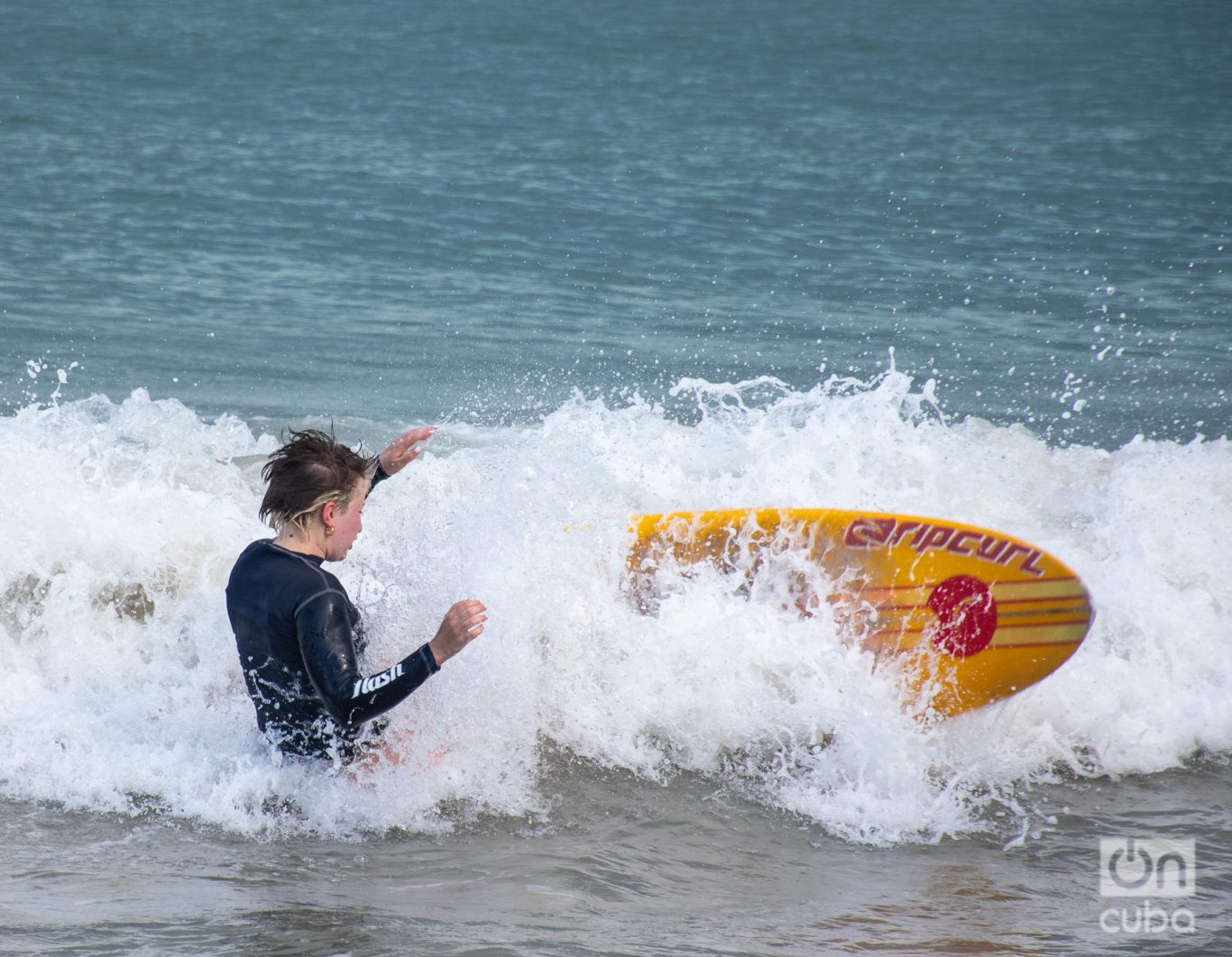 Una de las esencias del surf es intentar una y otra vez montar las olas. Foto: Kaloian.