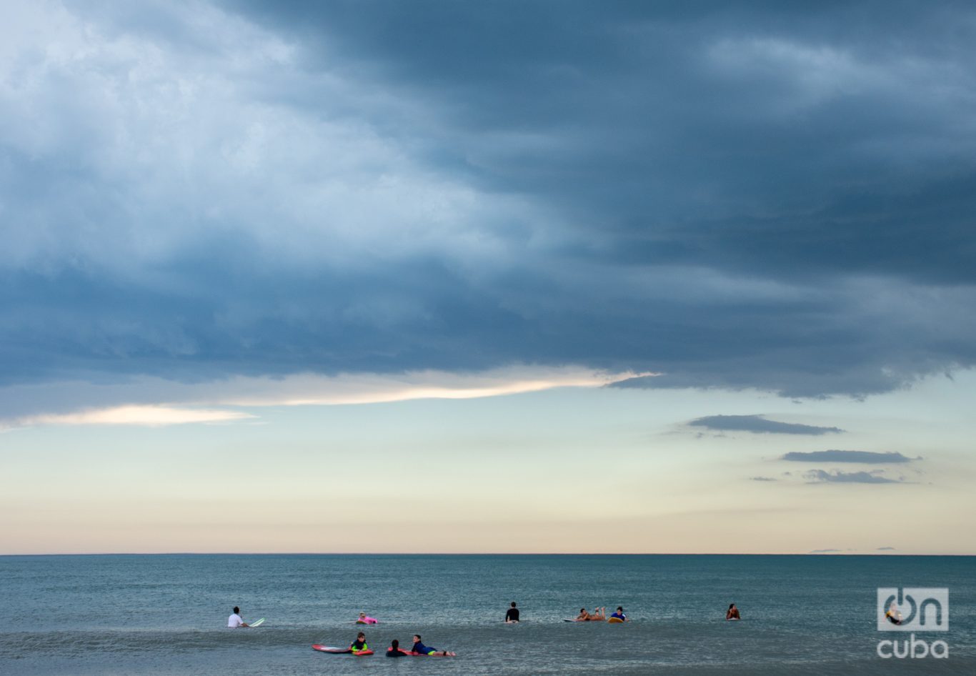 Surfistas a la espera de las olas en una playa de Mar del Plata. Foto: Kaloian.