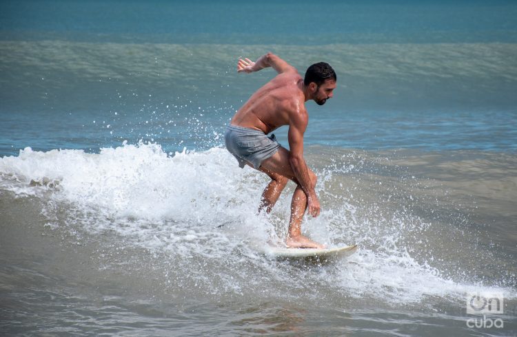 La velocidad, el tamaño y la forma de las olas son elementos fundamentales para los surfistas. Foto: Kaloian.