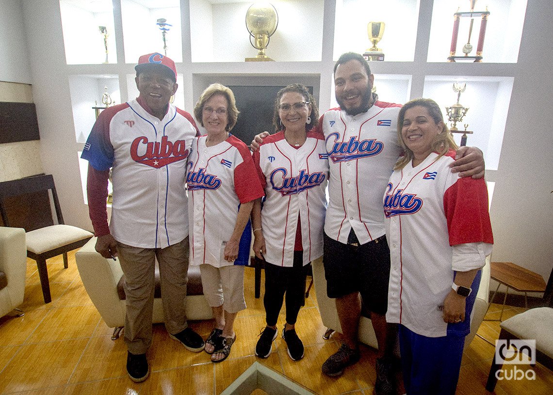 Tony Oliva con su familia, todos con camisetas del equipo Cuba, en el Estadio Latinoamericano de La Habana. Foto: Otmaro Rodríguez.