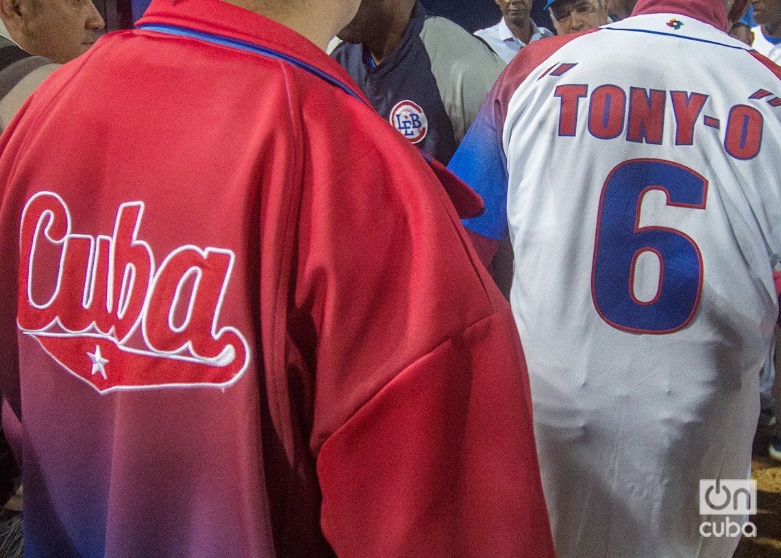 La camiseta del equipo Cuba obsequiada a Tony Oliva lleva el número seis y el nombre Tony-O, como es conocido por los fanáticos del béisbol de las Grandes Ligas. Foto: Otmaro Rodríguez.