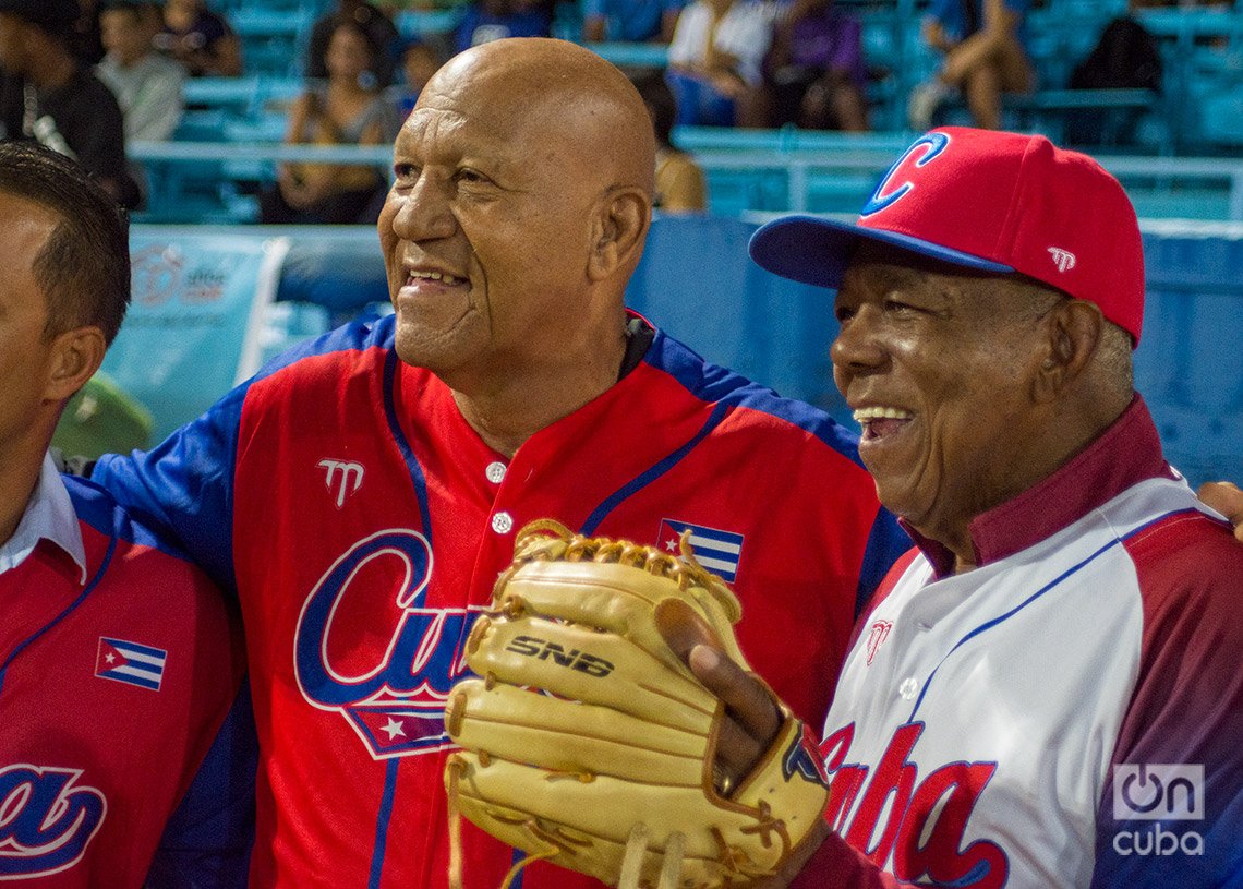 Tony Oliva (d) junto a Pedro Medina, en el Estadio Latinoamericano de La Habana. Foto: Otmaro Rodríguez. 