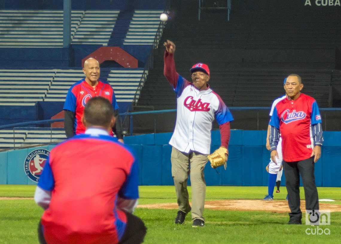 Tony Oliva lanza la primera bola del partido entre Industriales y Artemisa, en el Estadio Latinoamericano de La Habana, el 10 de diciembre de 2024. Foto: Otmaro Rodríguez.