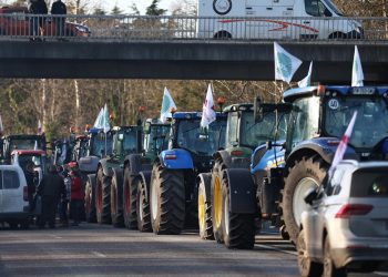 Docenas de tractores bloquean una carretera cerca de Ableiges, al norte de París. Foto: EFE.