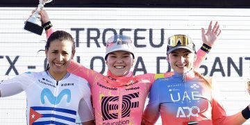 Arlenis Sierra (izq) en el podio de la Ruta Felanitx-Colonia de Sant Jordi 2024, en Mallorca. Junto a ella, Noemi Ruegg (centro-1era) y Chiara Consonni (der-3ra). Foto: Movistar Team / X.