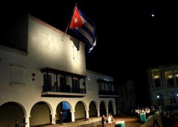 La bandera cubana ondeando frenta al Parque Céspedes de Santiago de Cuba, en el comienzo de 2024. Foto: Omara García Mederos / ACN.