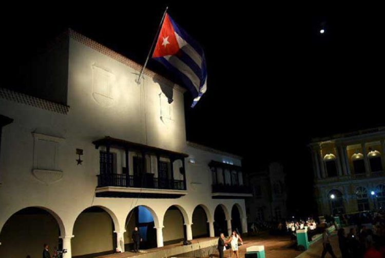 La bandera cubana ondeando frenta al Parque Céspedes de Santiago de Cuba, en el comienzo de 2024. Foto: Omara García Mederos / ACN.