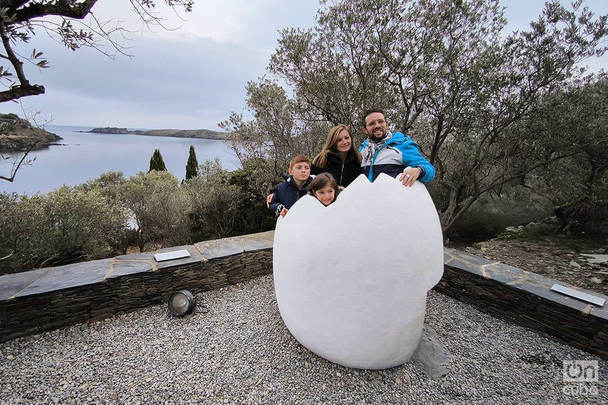 Una familia de turistas posa en uno de los huevos de Dalí. Foto: Alejandro Ernesto.