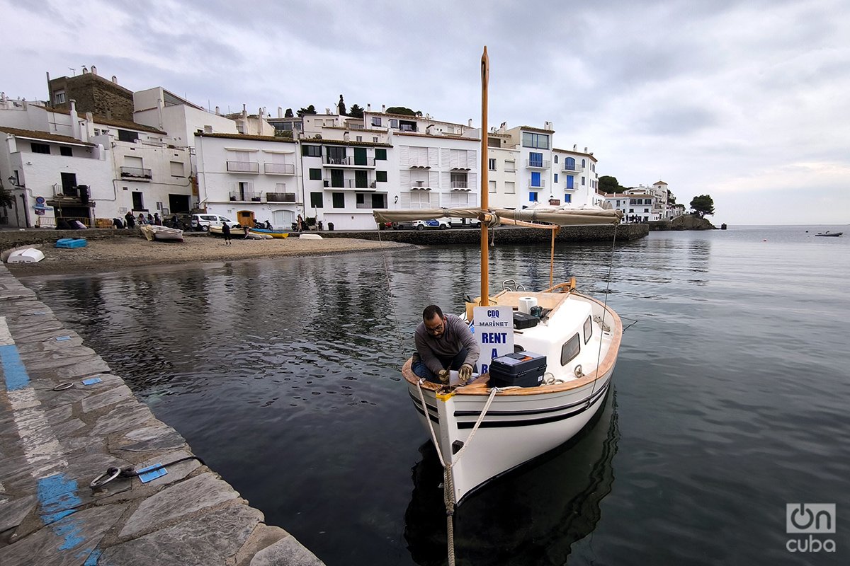 Un marino con su barca. Los paseos por la bahía son una de las atracciones de Cadaqués. Foto: Alejandro Ernesto.