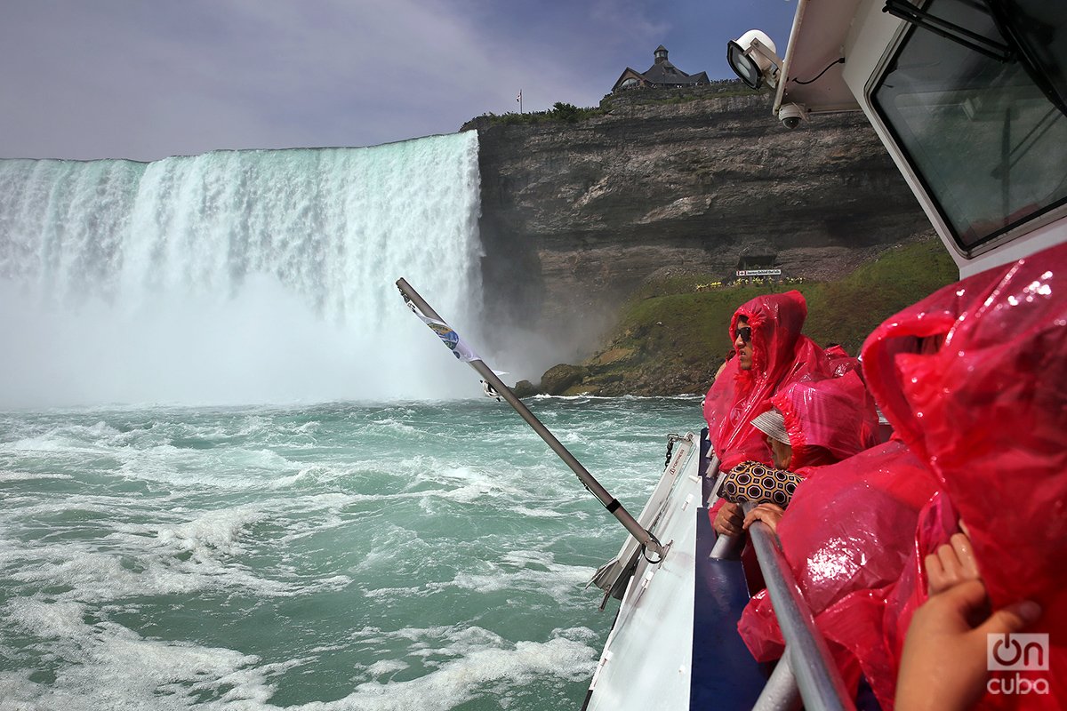 Turistas en uno de los botes que parten de Canadá. Foto: Alejandro Ernesto.