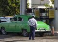Un policía patrulla un servicentro en Cuba, en medio de la prolongada crisis energética en el país. Foto: Yander Zamora / EFE / Archivo.