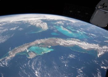 Imagen de Cuba tomada desde el cosmos por el cosmonauta ruso Oleg Guérmanovich Artémiev. Foto: Perfil de Facebook de Henry Delgado Manzor.