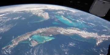 Imagen de Cuba tomada desde el cosmos por el cosmonauta ruso Oleg Guérmanovich Artémiev. Foto: Perfil de Facebook de Henry Delgado Manzor.