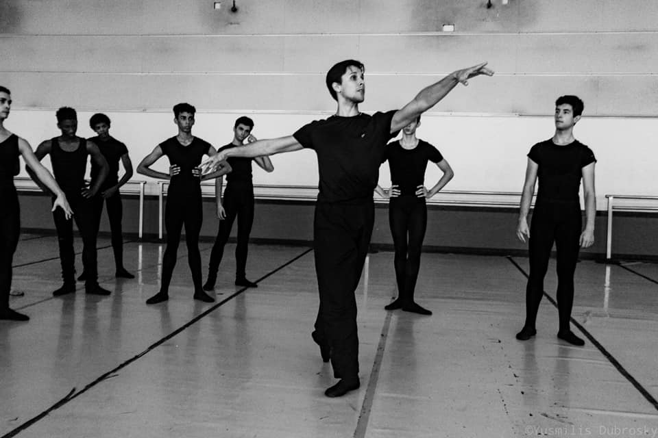 Dani Hernández teaching classes. Photo: National School of Ballet/FB.