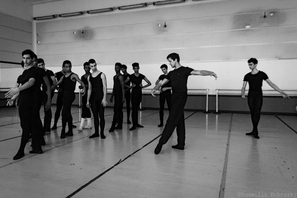 Dani Hernández teaching classes. Photo: National School of Ballet/FB.