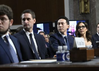 De derecha a izquierda, Mark Zuckerberg (Meta), Linda Yaccarino (X);  Shou Chew (TikTok), Evan Spiegel (Snap)  y Jason Citron (Discord) ante el Comité Judicial del Senado.. Foto: CNN.