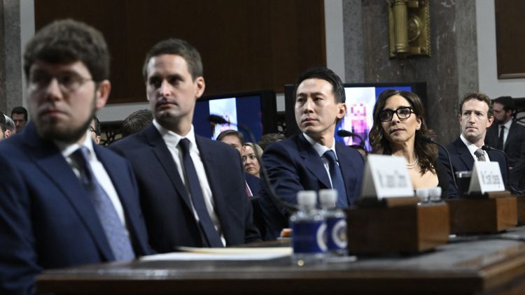 De derecha a izquierda, Mark Zuckerberg (Meta), Linda Yaccarino (X);  Shou Chew (TikTok), Evan Spiegel (Snap)  y Jason Citron (Discord) ante el Comité Judicial del Senado.. Foto: CNN.