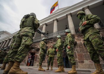 Soldados ecuatorianos patrullan por una calle en Quito. Foto: EFE/ José Jácome.