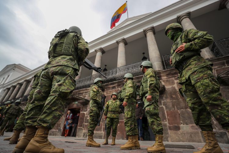 Soldados ecuatorianos patrullan por una calle en Quito. Foto: EFE/ José Jácome.