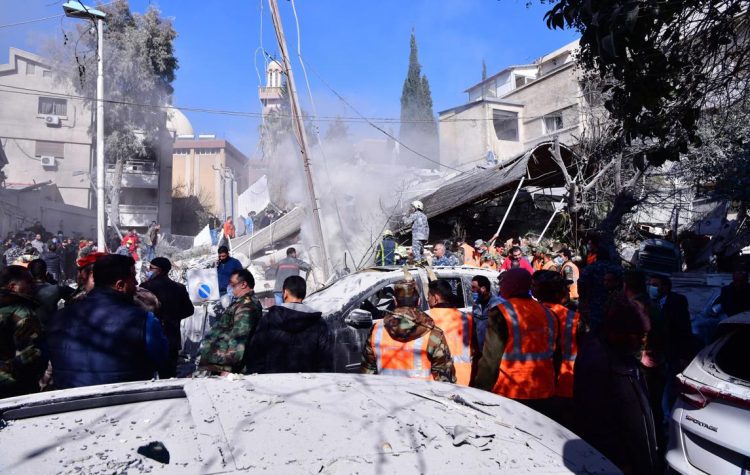 El edificio bombardeado, situado en el barrio de Mazzeh, quedó destruido y fue acordonado. Foto: EFE/EPA/STR