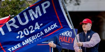 Votantes del expresidente Donald Trump se reúnen en las afueras de un eveneto de campaña de la exgobernadora de Carlolina del Sur Nikki Haley, en North Charleston, Carolina del Sur, el 24 de febrero de 2024. Foto: EFE/EPA/CJ Gunther.