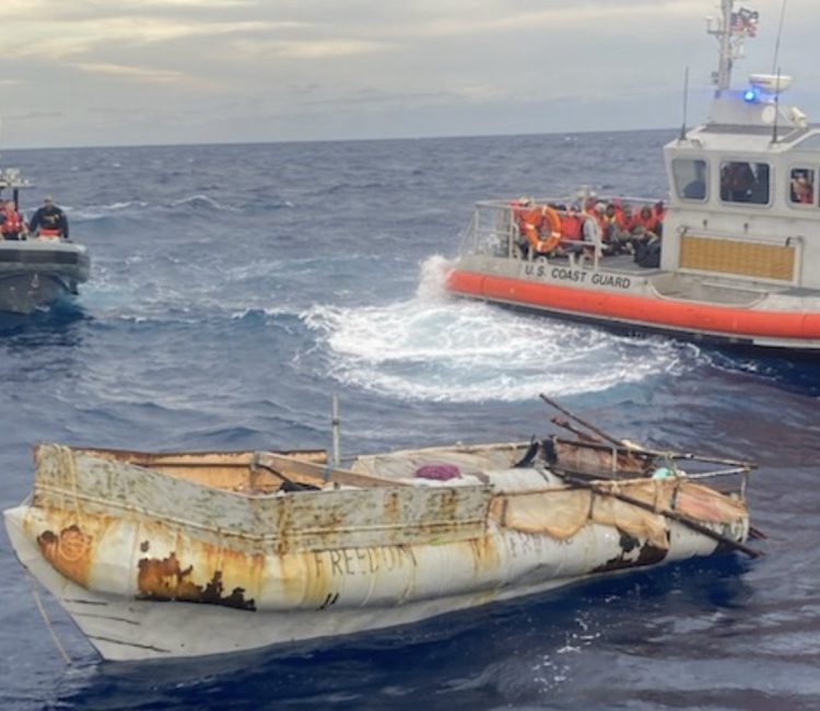 Los migrantes fueron interceptados en el mar por el Servicio de Guardacostas estadounidense. Foto: @USCGSoutheast