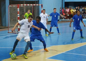 Partido internacional de la selección cubana de futsal (de blanco). Foto: Eddy Martin / Trabajadores / Archivo.
