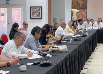 Delegación del Gobierno de Colombia participante en el sexto ciclo de los diálogos de paz con el ELN, en La Habana. Al centro, el ministro de Defensa Iván Velásquez. Foto: Ministerio de Defensa de Colombia / X.