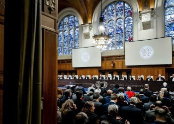 Una vista general que muestra a los jueces encabezados por el Presidente Donoghue, durante la audiencia del caso de genocidio contra Israel presentado por Sudáfrica, ante la Corte Internacional de Justicia (CIJ) en La Haya, Países Bajos. Foto: EFE/EPA/REMKO DE WAAL.