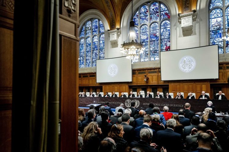 Una vista general que muestra a los jueces encabezados por el Presidente Donoghue, durante la audiencia del caso de genocidio contra Israel presentado por Sudáfrica, ante la Corte Internacional de Justicia (CIJ) en La Haya, Países Bajos. Foto: EFE/EPA/REMKO DE WAAL.