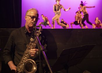 El saxofonista estadounidense Ted Nash durante un concierto en el Festival Internacional Jazz Plaza 2024, junto a la compañía de danza MalPaso, en el Teatro Martí, en La Habana. Foto: Yander Zamora / EFE.