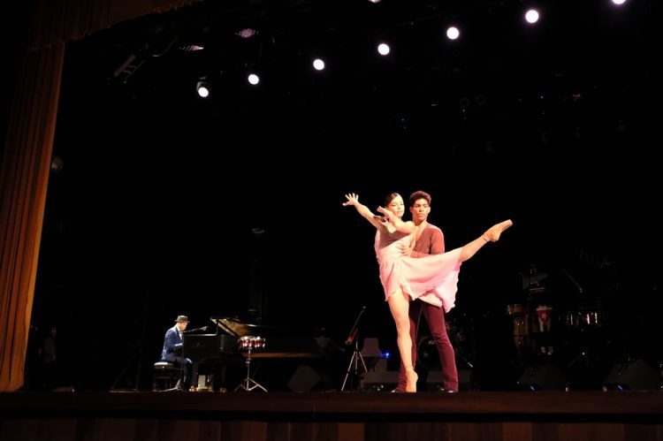 Para el cierre fue el estreno mundial de Apparatus, coreografía que ensambló jazz latino con las coreografías del Ballet Nacional de Cuba. Foto: Nihao53/Facebook.