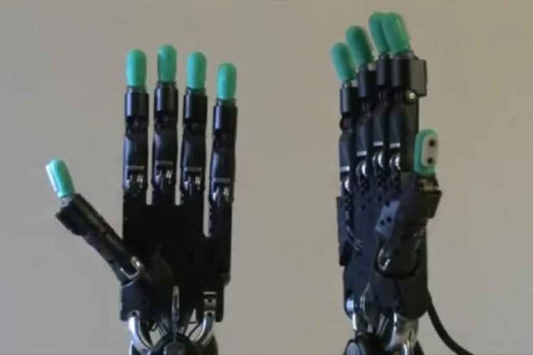 Manos robóticas creadas por científicos de la Universidad de Oriente, en Santiago de Cuba. Foto: Agencia Cubana de Noticias.