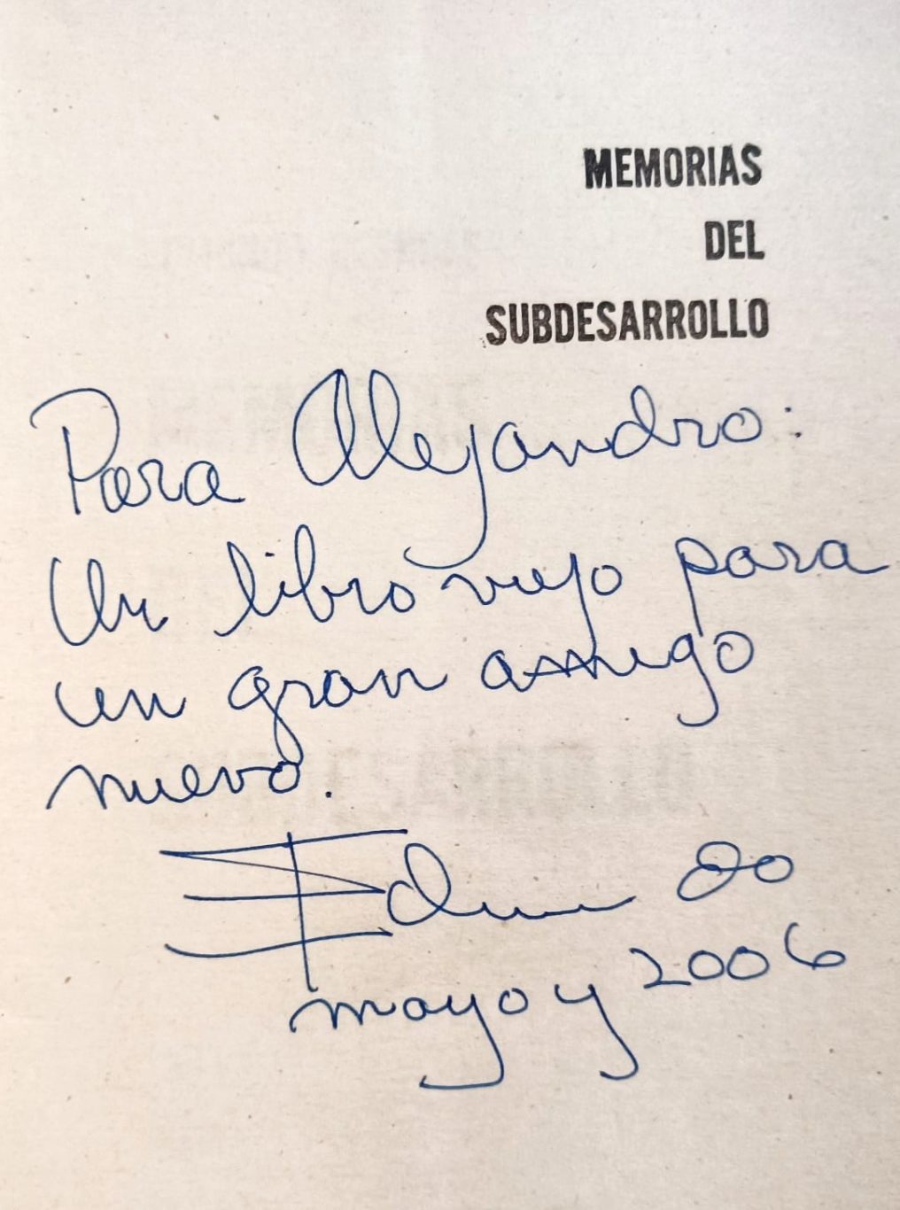 Dedicatoria que escribió Desnoes en 2006 en el ejemplar comprado por Luque en los 90, cuando se encontraron en Sevilla, mayo de 2006.