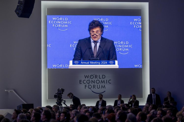 El presidente de Argentina, Javier Milei, habla durante la 54ª reunión anual del Foro Económico Mundial (FEM), en Davos, Suiza, el 17 de enero de 2024. Foto: Gian Ehrenzeller / EFE.