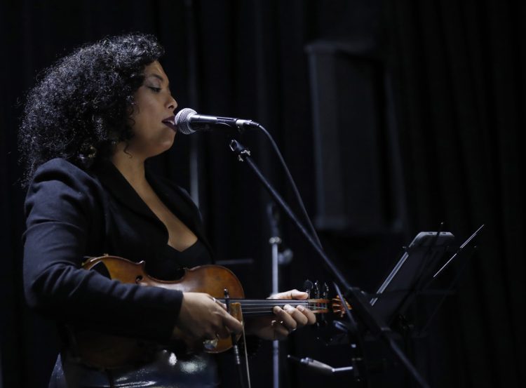 La violinista y cantante mexicana Mireya Ramos, quien participa en el Festival Internacional Jazz Plaza 2024. Foto: Yander Zamora / EFE.