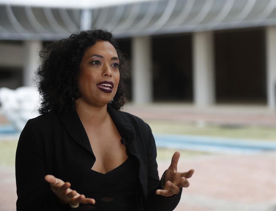 La violinista y cantante mexicana Mireya Ramos habla durante una entrevista con EFE en el Museo de Bellas Artes en La Habana. Foto: Yander Zamora / EFE.