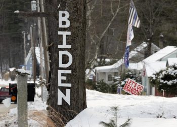 Vecinos colocan carteles en apoyo a Biden (delante) y Trump (al fondo) cerca de Hooksett, New Hampshire, 18 de enero de 2024. Foto: EFE/EPA/Michael Reynolds.