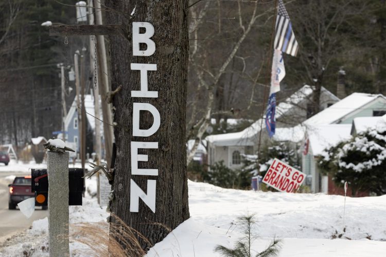Vecinos colocan carteles en apoyo a Biden (delante) y Trump (al fondo) cerca de Hooksett, New Hampshire, 18 de enero de 2024. Foto: EFE/EPA/Michael Reynolds.