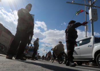 Guardias de seguridad pakistaníes controlan a las personas en un puesto de control en la carretera en Quetta, capital de la provincia de Baluchistán, Pakistán, el 17 de enero de 2024. Foto: Fayyaz Ahmed / EFE.