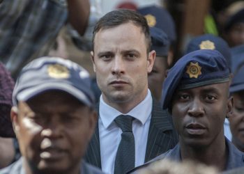 El exparatleta sudafricano Oscar Pistorius abandona el Tribunal Superior durante su juicio por asesinato, en Pretoria, en 2014. Foto: EFE / Archivo.