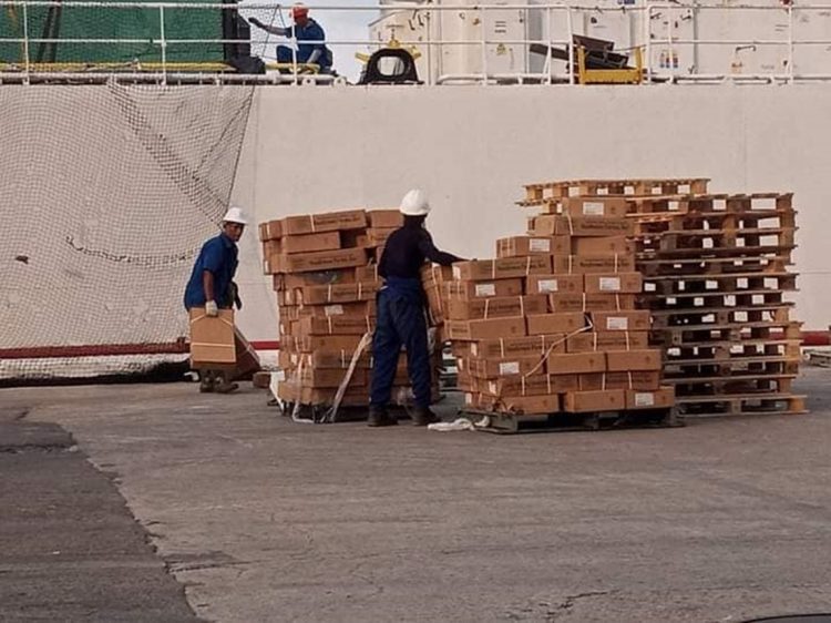 El Gobierno cubano informó sobre la llegada de un barco con cargamento de pollo para su distribución en la “canasta familiar normada”. Foto: Ministerio del Comercio Interior de Cuba/Facebook.