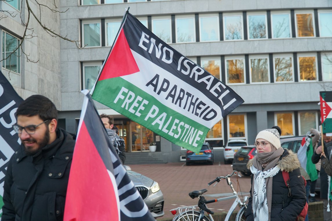 Protestas durante la primera audiencia ante la Corte Internacional de Justicia (CIJ) para escuchar la necesidad de medidas cautelares contra Israel, acusada de genocidio en Gaza por Sudáfrica. Foto: Imane Rachidi / EFE.