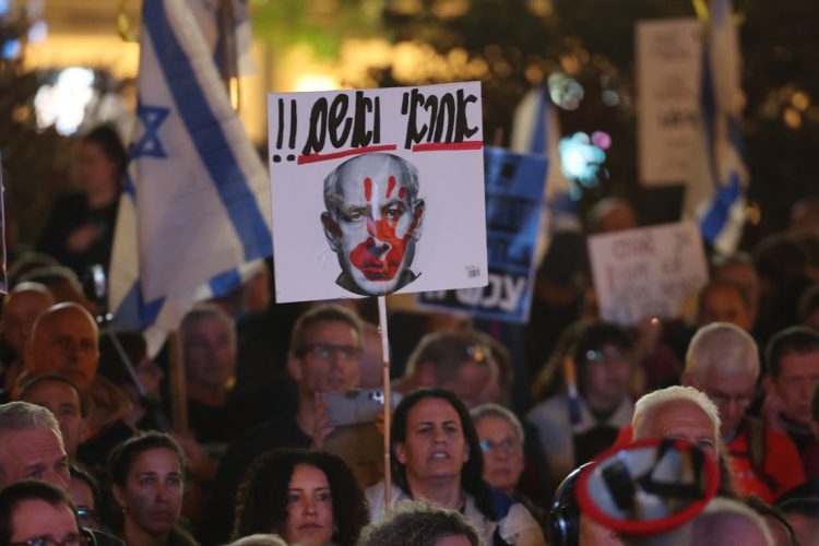 Protesta en Tel Aviv contra el primer ministro de Israel, Benjamín Netanyahu, por su postura sobre la guerra en Gaza. Foto: Abir Sultán / EFE.