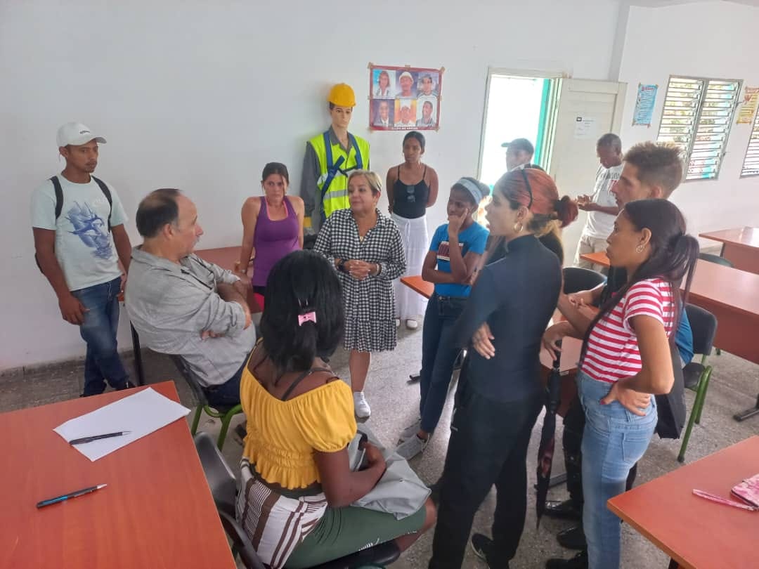 Actividad de capacitación de la mipyme cubana de construcción Pujalte. Al centro, su líder, María Cristina Pujalte. Foto: Grupo Pujalte / Facebook.
